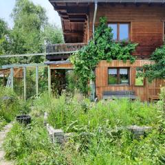 Bauernhaus im Permakultur-Garten