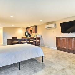 On-Site Pond Sleek Largo Studio Less Than 7 Mi to Beach!