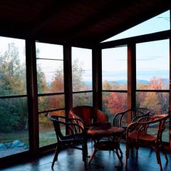 Beautiful White Mountain Cottage with Hot Tub