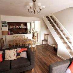 Welsh holiday home sleeps 5 close to beaches & mountains