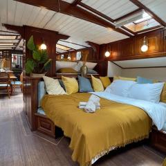 AMAZING PRIVATE LUXURY BOAT ACCOMMODATION