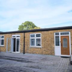 The Lodge - Newly Refurbished Suite with Dedicated Office Space