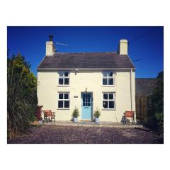 Gorgeous Cottage Near the Sea. Dog Friendly.