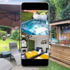 Your urban retreat -Birmingham - Great for groups and reunions-With Undercover Hot Tub BBQ & Outside bar