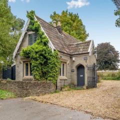 luxury 2 bed cosy cottage with hot tub and childrens play area hambrook Bristol