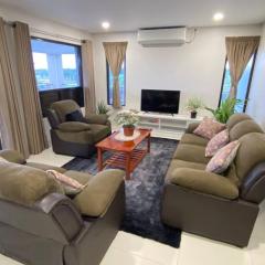 Lovely 4-bedroom Holiday home with free parking.