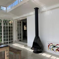 Cheerful 3-bedroom home indoor & outdoor fireplace