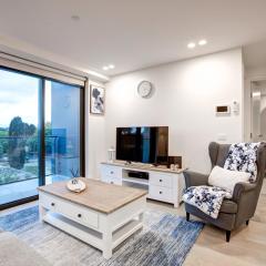 The Hamptons - Lux 2 Bed 2 Bath, Pool - Central Location