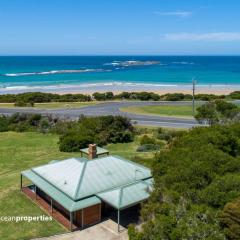 Sunny's Beach House in Apollo Bay with Jacuzzi