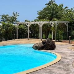 Zabana Lodge, dans un jardin tropical avec piscine