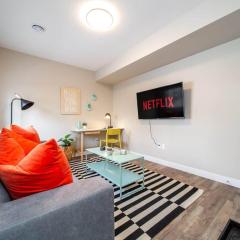 NEW, Euro-Style Suite, Whyte Avenue, AC, Netflix, Sleeps 6!