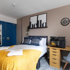 City Centre Studio 5 with Kitchenette, Free Wifi and Smart TV with Netflix by Yoko Property