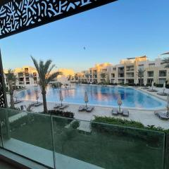 Lovely 2-bedroom apartment with pool view