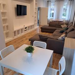 RAJ Living - 5 Room House with Terrace - 35 Min to Messe DUS