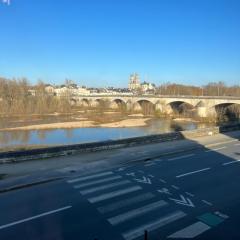 Cosy Loire, T2 neuf, front de Loire ,vue cathédrale,5min à pied centre ville et parking privé