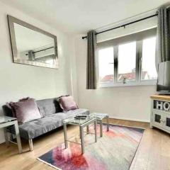 Skyline Views - Spacious Flat near Cutty Sark & Greenwich with parking