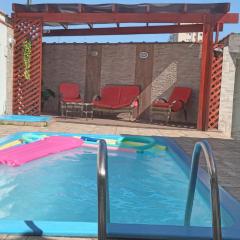 "Excelente Casa Pé na Areia com Piscina, Ampla Área de Lazer com Espaço Gourmet Externo, Deck Coberto com Churrasqueira e Cooktop, Cozinha Americana, Ampla Sala de Estar com Lindíssima Lareira, Smart TV 50", Wi-Fi e o Principal é muito Pertinho da Praia"