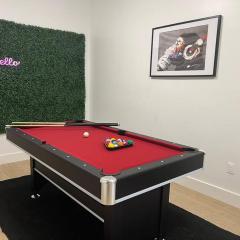 Modern 2 bedroom apt w pool table in Heart of BKLYN