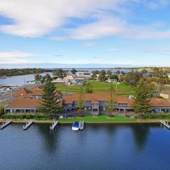 Mariners Cove Waterfront Motel and Apartments