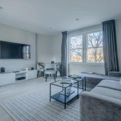 Modern and Luxurious 2 Bedroom Flat - Barons Court