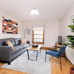 JOIVY Modern 2 bed, 2 bath flat in the Heart of Edinburgh, pet friendly