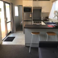 Adorable 1-bedroom guesthouse with a deck