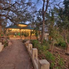 Bison Retreat - Pench