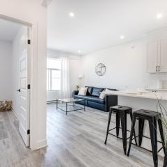 M11 Upscale Spacious 1BR wKingBed AC in Heart of PlateauMile-End