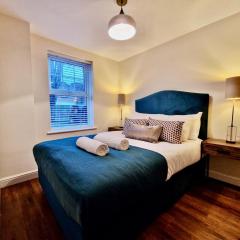 Stylish Luxury Serviced Apartment next to City Centre with Free Parking - Contractors & Relocators