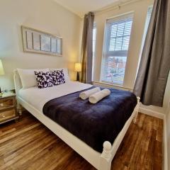 Spacious Luxury Serviced Apartment next to City Centre with Free Parking - Contractors & Relocators