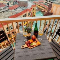 NEW Modern Venice Best View and Balcony, Fast Wifi at McKinley Hill 1BR interconnected to Venice Grand Canal Mall