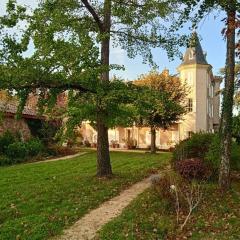 Maison calme avec piscine entourée de son parc