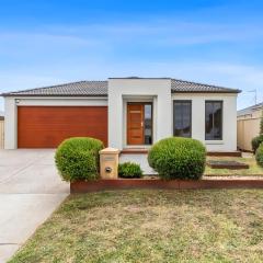 Chifley Place - Cool Suburban Crib!