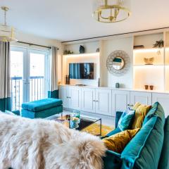 Chic, immaculate Warwick apartment sleeps 4 & free private parking, easy walk to Warwick, castle, canal-side pub on doorstep - perfect for relaxing breaks, the races or workcation