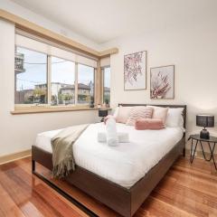 Bright & Comfy 2 Bedroom St Kilda East Apartment