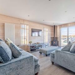 Stylish Lodge At Windsor Racecourse Marina