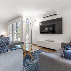 City oasis - 3 BR apt. on Maroochy river, pool, AC