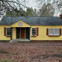 Cozy bungalow near Hanging Rock and Chateau Vie.