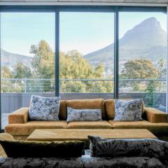 Artsy apartment, amazing views, serviced, & no loadshedding!