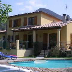 4 Bedroom Villa with Private Pool within 5 minute walk into Quillan