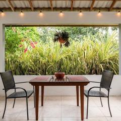 Ancella's Garden Apartment-Beach-5min Drive, 1 hr Montego Bay, 25 mins Ocho Rios, Continental Breakfast