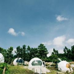 Relaxing Lakeside Dome Glamping with Hot Spring