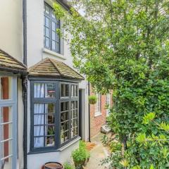 Pieman's Cottage - Pulborough, West Sussex Cottage - sunny courtyard