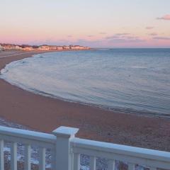 Casa al Mare Beachfront Retreat King Bed Near Yale