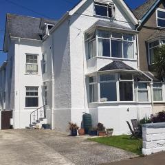 Huge 7 bed hse for large groups close by the beach
