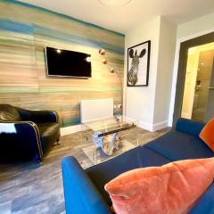 Stylish Apartment - 1 Minute walk to Poole Quay - Great Location - Free Parking - Fast WiFi - Smart TV - Newly decorated - sleeps up to 2! Close to Poole & Bournemouth & Sandbanks