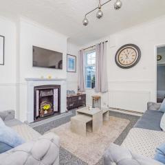 Central Townhouse Wolverhampton - Sleeps 8 - Ideal for Contractors & Families