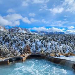 Skyfall Cabin. Stunning views, Hot Tub, minutes from Zion
