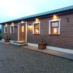 Luxurious Log Cabin with lay-z spa hot tub