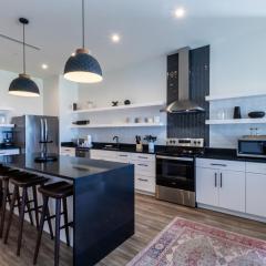 Modern 4 BR Luxury Condo with Rooftop Pool Next to the Hangout!